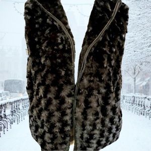 GORGEOUS SNUGGLY Black fluffy vest so soft and cozy! Amazingng vibrant looking